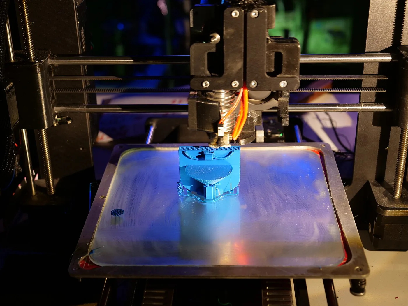 Настольный 3D-принтер печатает деталь послойно